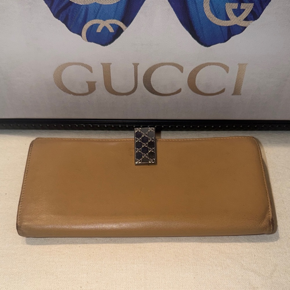 Gucci Tan Leather Wallet with Logo Clasp